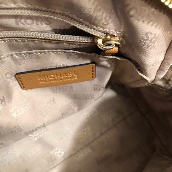 Authentic Michael Kors Handbag preOwned w/ dustbag - Picture 5 of 7
